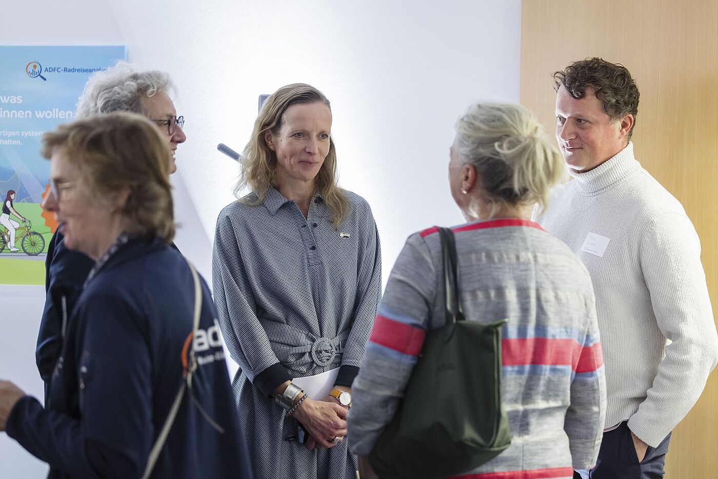 Die Politische ADFC-Bundesgeschäftsführerin Dr. Caroline Lodemann im Austauch mit Gästen. Die Politische ADFC-Bundesgeschäftsführerin Dr. Caroline Lodemann im Austausch mit Gästen.