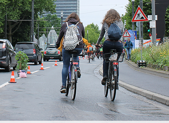 Zwei Frauen fahren Rad auf einem Pop-up-Radweg