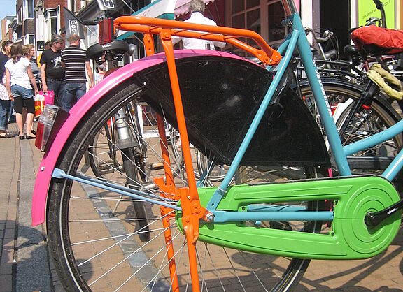 Fahrrad in Einkaufstraße