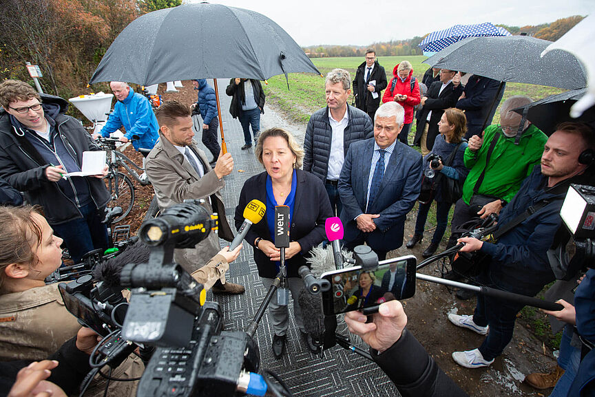Solarradweg Bundesumweltministerin Svenja Schulze weiht den ersten Solarradweg Deutschlands in Erftstadt bei Köln ein.