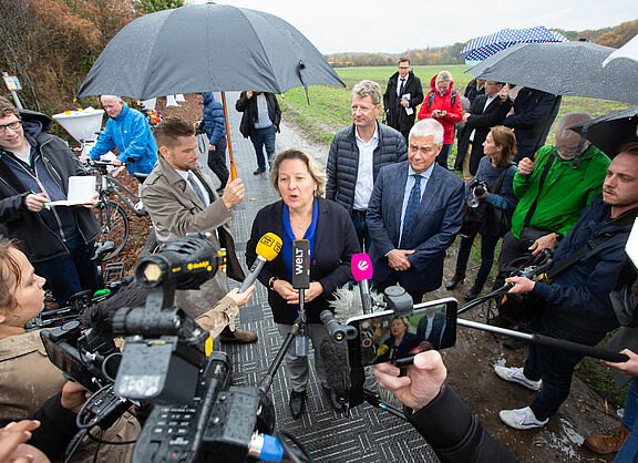 Bundesumweltministerin Svenja Schulze weiht den ersten Solarradweg Deutschlands in Erftstadt bei Köln ein.