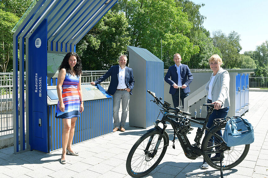 Einweihung Radstätte Einweihung Radstätte (v.l.n.r.) Anne Grimm (Radverkehrsbeauftragte der Stadt Kassel), Dirk Stochla (Verkehrsdezernent), Bernhard Maßberg (Abteilungsleiter im Hessischen Verkehrsministerium), Karola Lambeck (Radbrauftragte im Bundesverkehrsministerium)