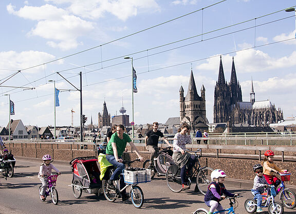 Familien auf dem Rad vor Kölner Dom