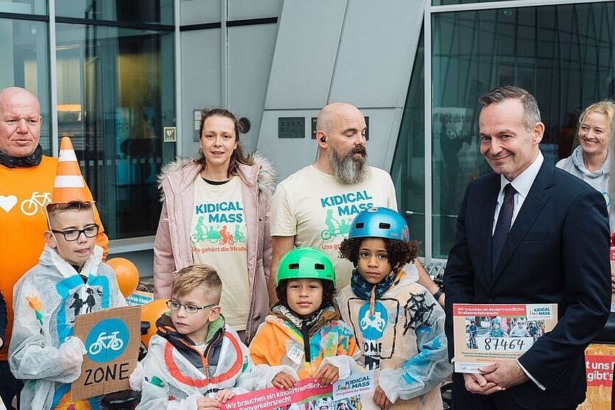 Petitionsübergabe Kidical Mass Wissing Bundesverkehrsminister Wissing auf einem Gruppenbild mit Kindern und Vertreter:innen der Kidical mass-Bewegung.