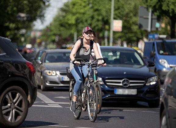 Radfahren in der Stadt: Dichter Verkehr