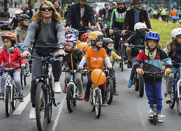 Kidical Mass: Kinder und ihre Eltern fordern sichere Straßen für alle.