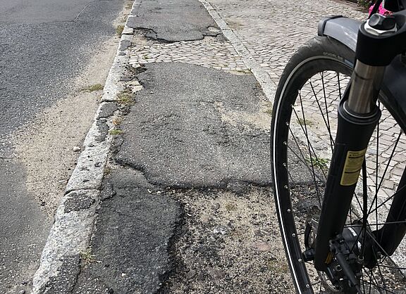 aufgebrochener Radweg