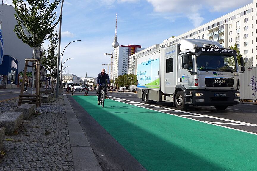 Neuer Radfahrstreifen in Berlin Der neue, breite und grüne Radfahrstreifen in Berlin hält Kfz auf Abstand.