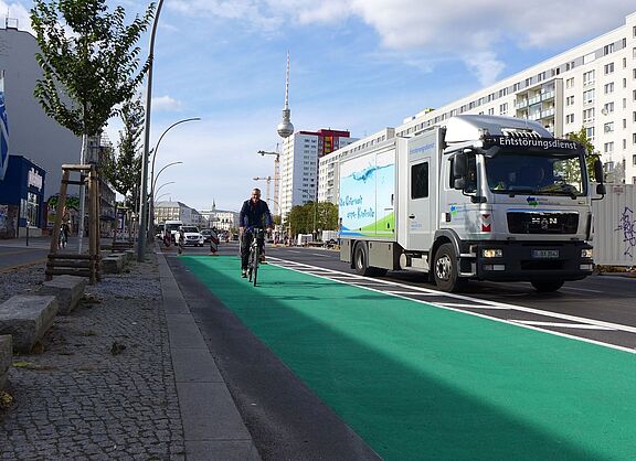 Der neue, breite und grüne Radfahrstreifen in Berlin hält Kfz auf Abstand.