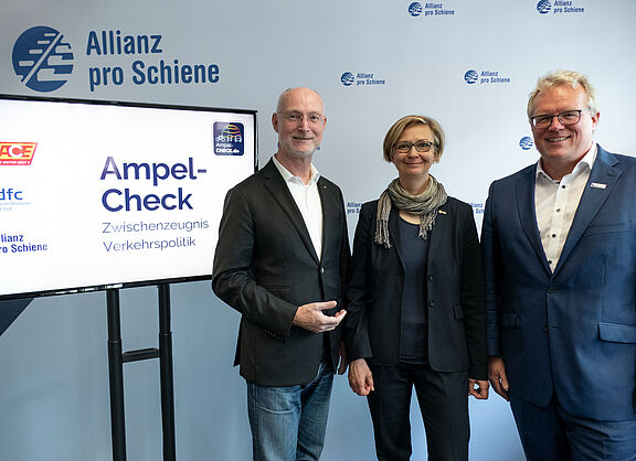 Stefan Heimlich vom ACE, Angela Kohls vom ADFC und Dirk Flege von der Allianz pro Schiene (v.l.) geben der Ampel-Koalition die Gesamtnote 4.