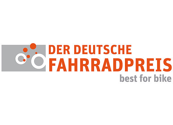 Logo mit dem orangen Schriftzug „Der Deutsche Fahrradpreis“ und dem grauen Zusatz „best for bike“. Links daneben zeigt eine Grafik stilisierte weiße Räder und aufsteigende orange Punkte auf grauem Grund.