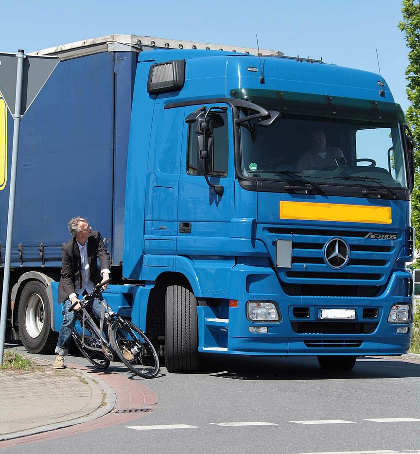 Abbiegeunfälle von Lkw mit Radfahrern haben oft schwerste Folgen Abbiegeunfälle von Lkw mit Radfahrern haben oft schwerste Folgen