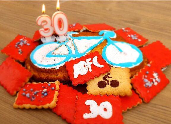 Kekse und Kuchen in Fahrradform mit Kerzen