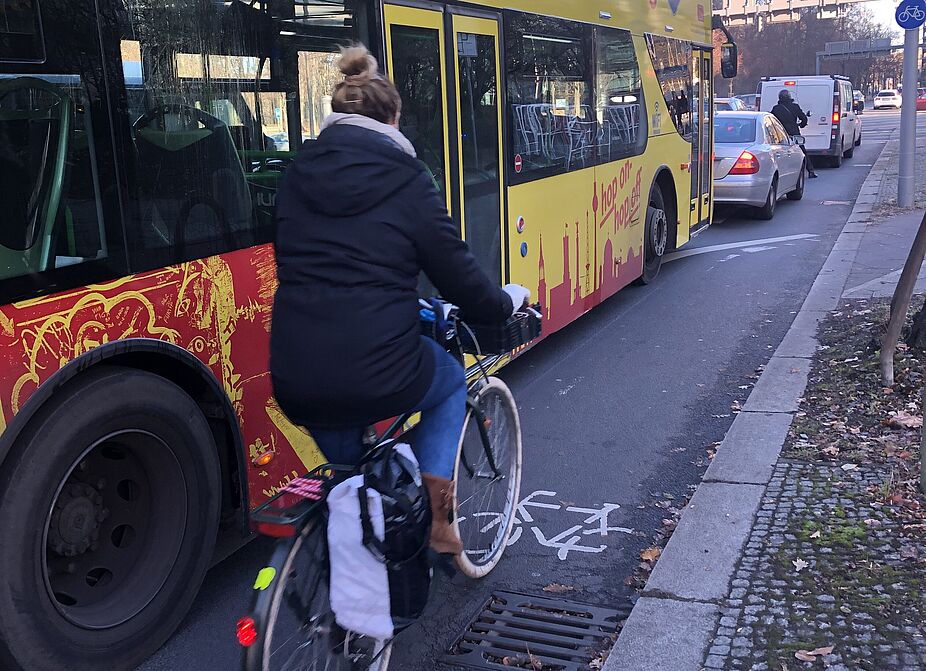 Bedrohliche Nähe auf ungeschützer Radspur Radfahrerin auf ungeschütztem Radfahrstreifen