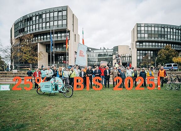 25 % Radverkehrsanteil bis 2025 gesetzlich verankern: Das will „Aufbruch Fahrrad“, hier bei einer Aktion vor dem Landtag anlässlich der Wahl des neuen Ministerpräsidenten Hendrik Wüst am 27.10.2021