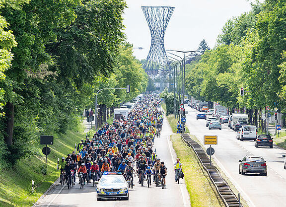 Viele Radfahrende auf einer Münchener Straße, die sonst dem Autoverkehr vorenhalten ist.
