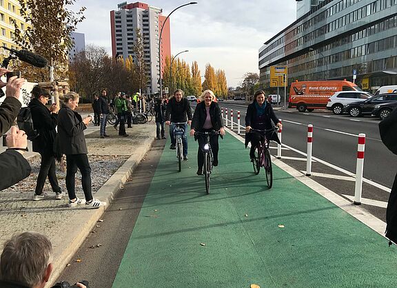 Senatorin Regine Günther weiht den ersten geschützten Radfahrstreifen auf der Holzmarktstraße in Berlin-Mitte ein.  