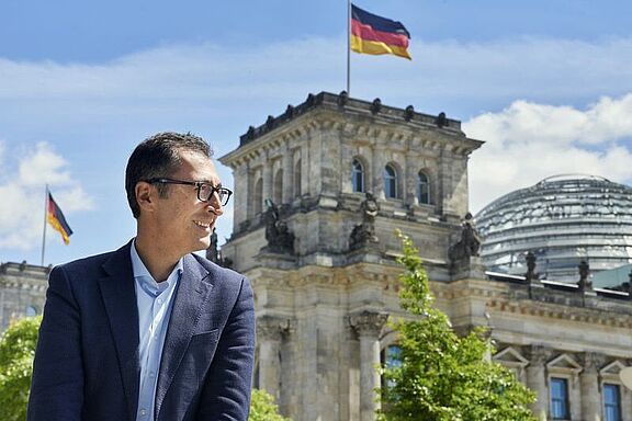 Cem Özdemir vor dem Reichstagsgebäude.