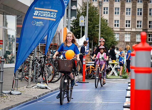 Zwei Kinder fahren auf temporärer Protected Bikelane