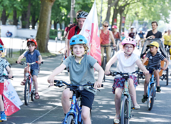 Kleinlkinder auf dem Rad