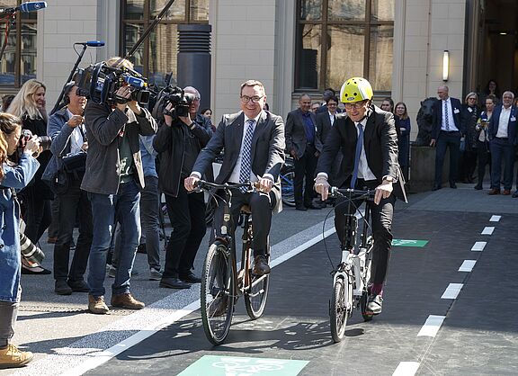 Bundesverkehrsminister Andreas Scheuer und ADFC-Bundesvorsitzender Ulrich Syberg bei der Präsentation des Fahrradklima-Tests. 