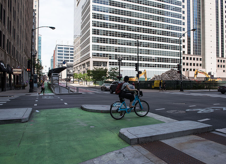 „Protected Intersection“ in Chicago – durch Betoninseln geschützte Kreuzung „Protected Intersection“ in Chicago - durch Betoninseln geschützte Kreuzung