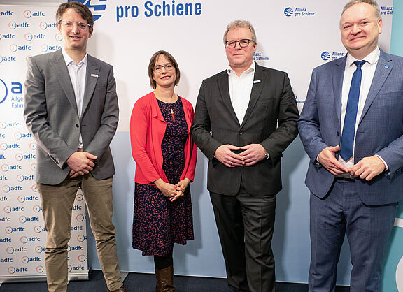 Fahrrad- und Bahnverbände kritisieren den Mobilitätsgipfel im Kanzleramt: Die Verkehrswende ist mehr als E-Auto. (v.l.n.r. Wasilis von Rauch, Geschäftsführer Zukunft Fahrrad. Ann-Kathrin Schneider, ADFC-Bundesgeschäftsführerin. Dirk Flege, Geschäftsführer Allianz pro Schiene. Burkhard Stork, Geschäftsführer Zweirad-Industrie-Verband.)