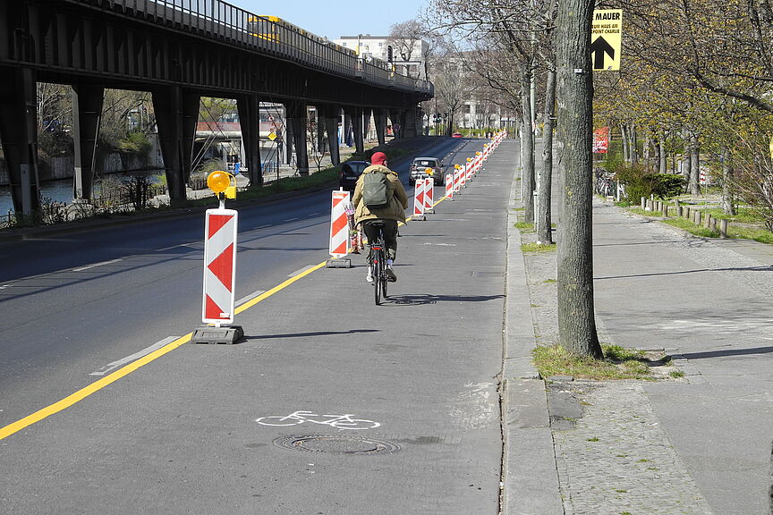 Temporäre Pop-up Fahrradspur in Berlin Um dem höheren Radverkehrsaufkommen in der Corona-Krise gerecht zu werden, wurde an einer vielbefahrenen Straße ohne Radweg eine Autospur in einen Radweg umgewandelt.