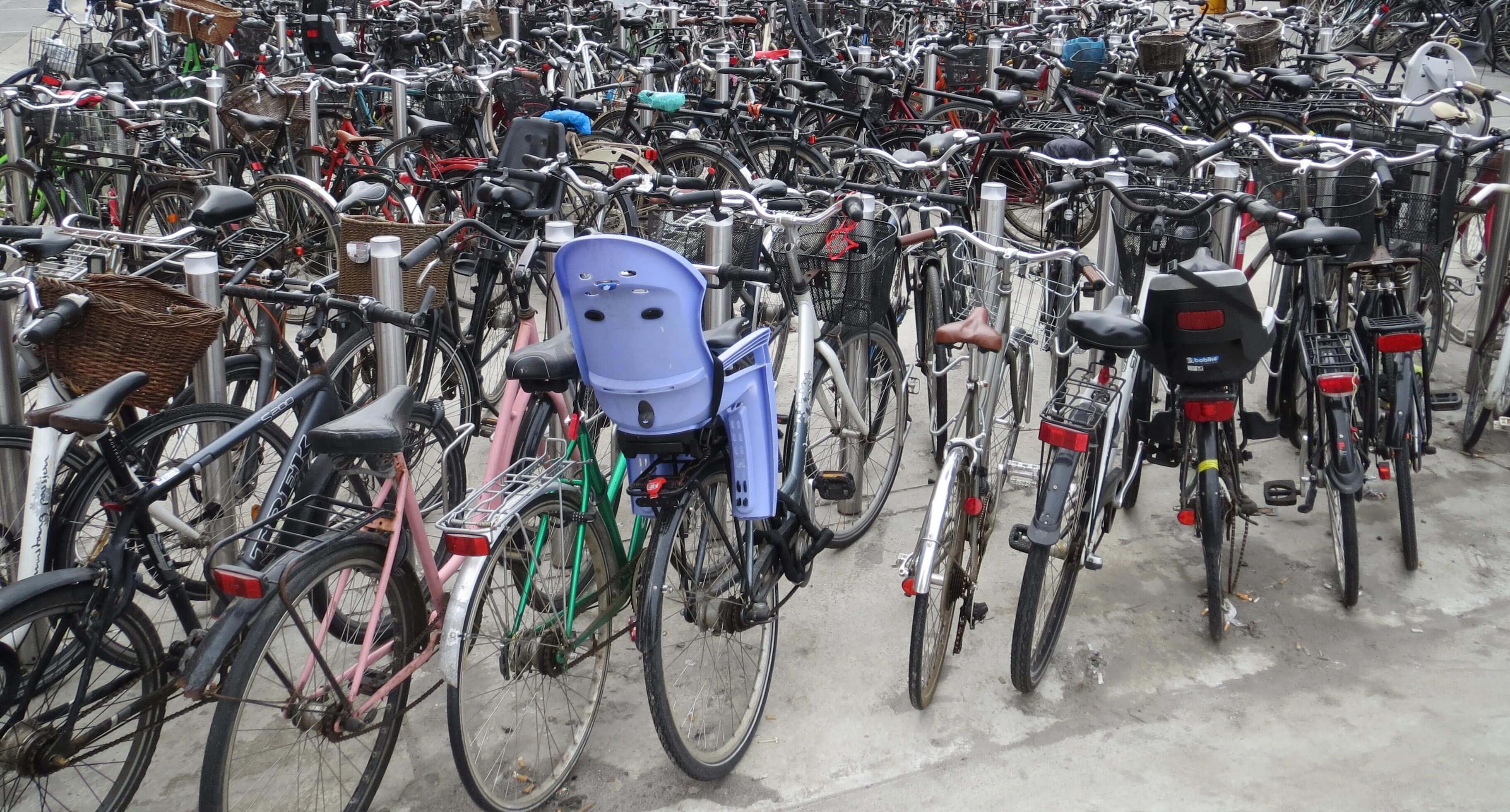 Vor Bahnhöfen sollen mehr Abstellplätze für Fahrräder entstehen.